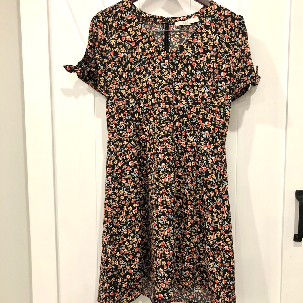 NWT! LOFT Floral V-neck Tie Sleeve Dress